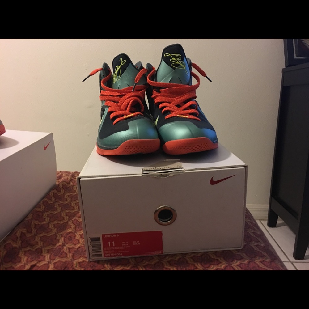 Lebron 9s (Cannons) size 11 - Picture 2 of 2